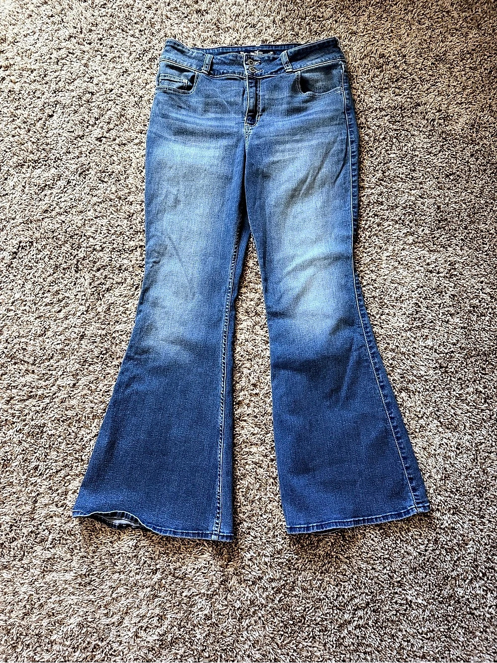 Hollister High-Rise Flare Jeans Flare Jeans in Blue Waist 10S